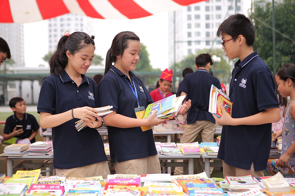 doc dao kho sach noi tai vinschool bookfair 2016