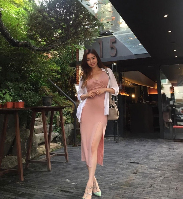 bong mat voi than hinh cua tan hoa hau hoan vu han quoc