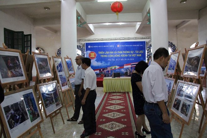 trien lam anh va phim phong su tai lieu ve cong dong asean tai phu tho