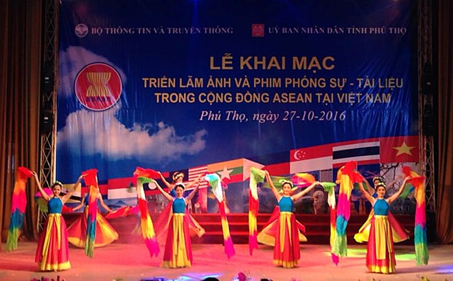 trien lam anh va phim phong su tai lieu ve cong dong asean tai phu tho