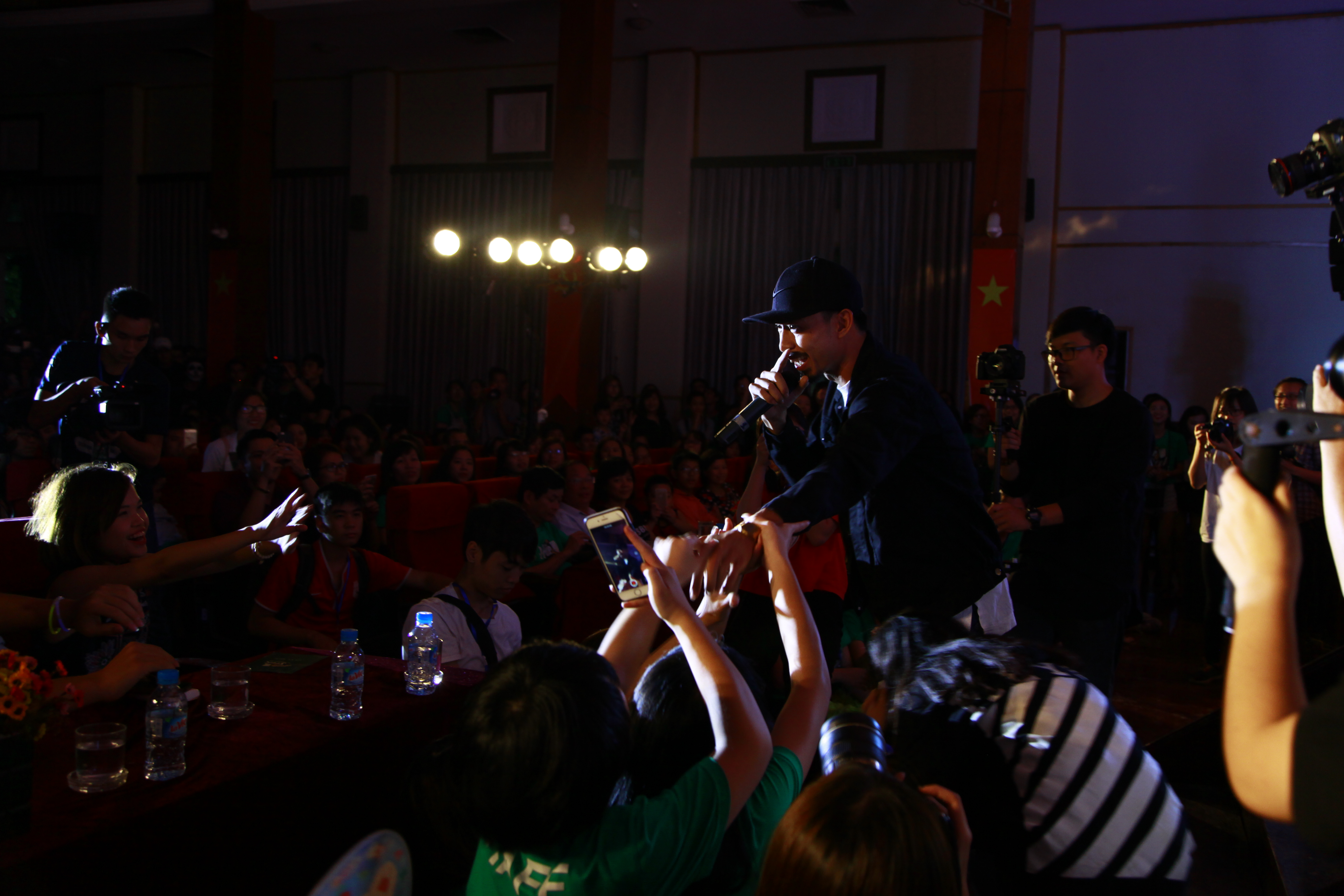 sinh vien bao chi chay het minh trong dem hoi halloween hoanh trang