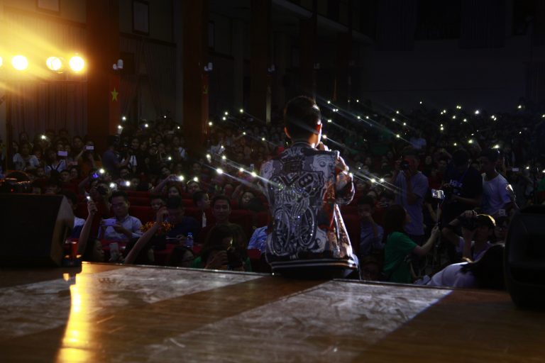 sinh vien bao chi chay het minh trong dem hoi halloween hoanh trang