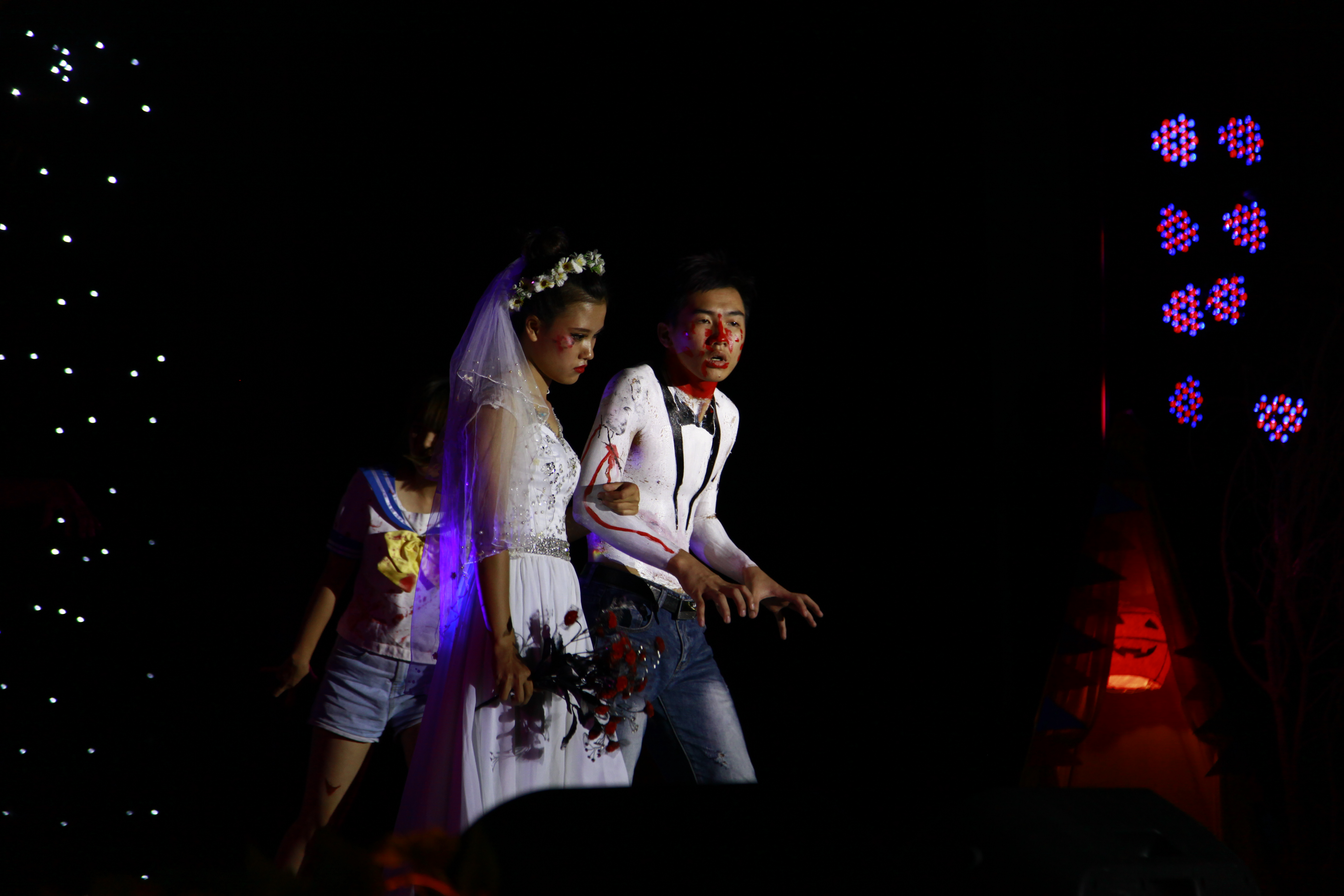 sinh vien bao chi chay het minh trong dem hoi halloween hoanh trang