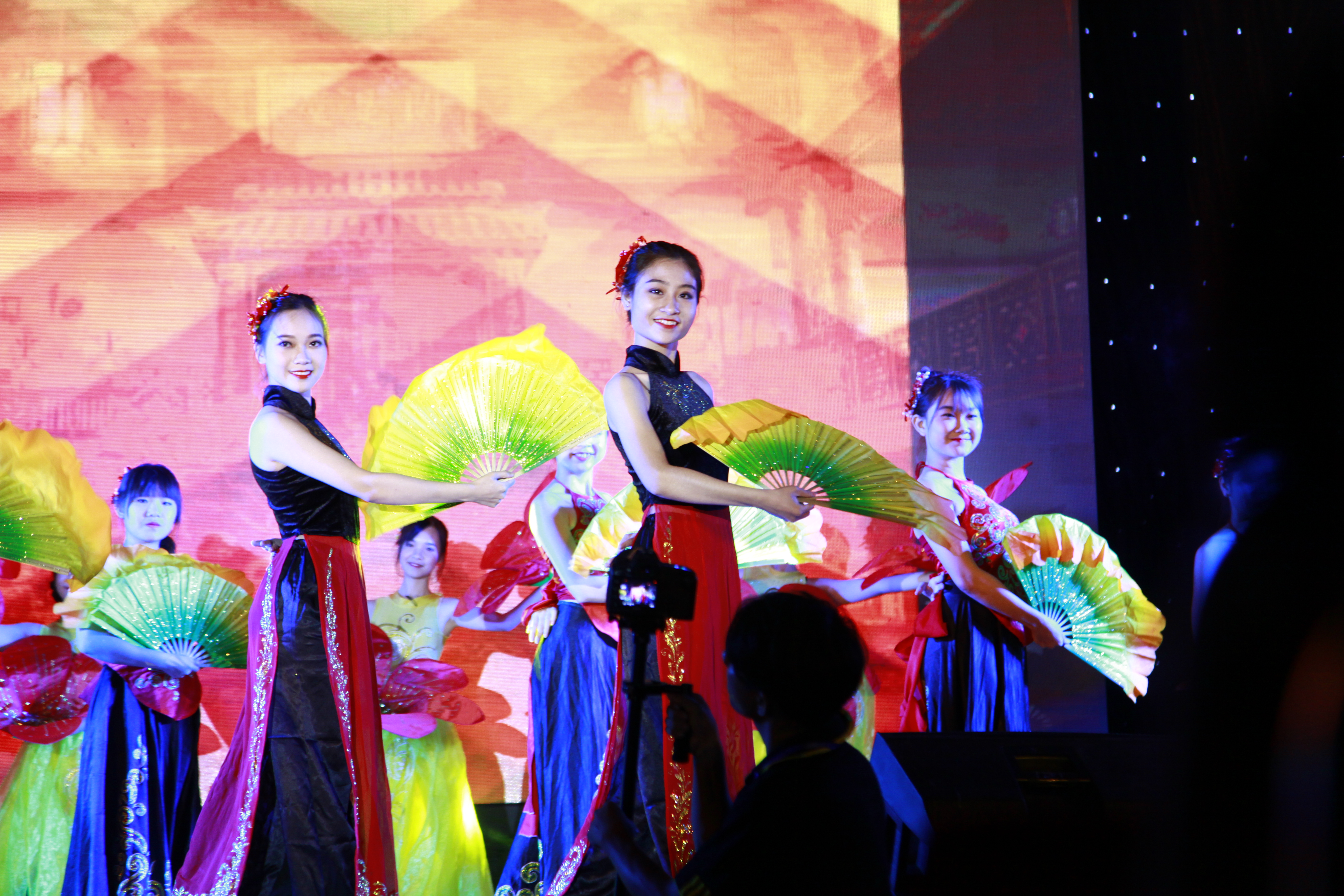 sinh vien bao chi chay het minh trong dem hoi halloween hoanh trang