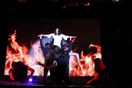 sinh vien bao chi chay het minh trong dem hoi halloween hoanh trang