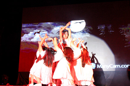 sinh vien bao chi chay het minh trong dem hoi halloween hoanh trang