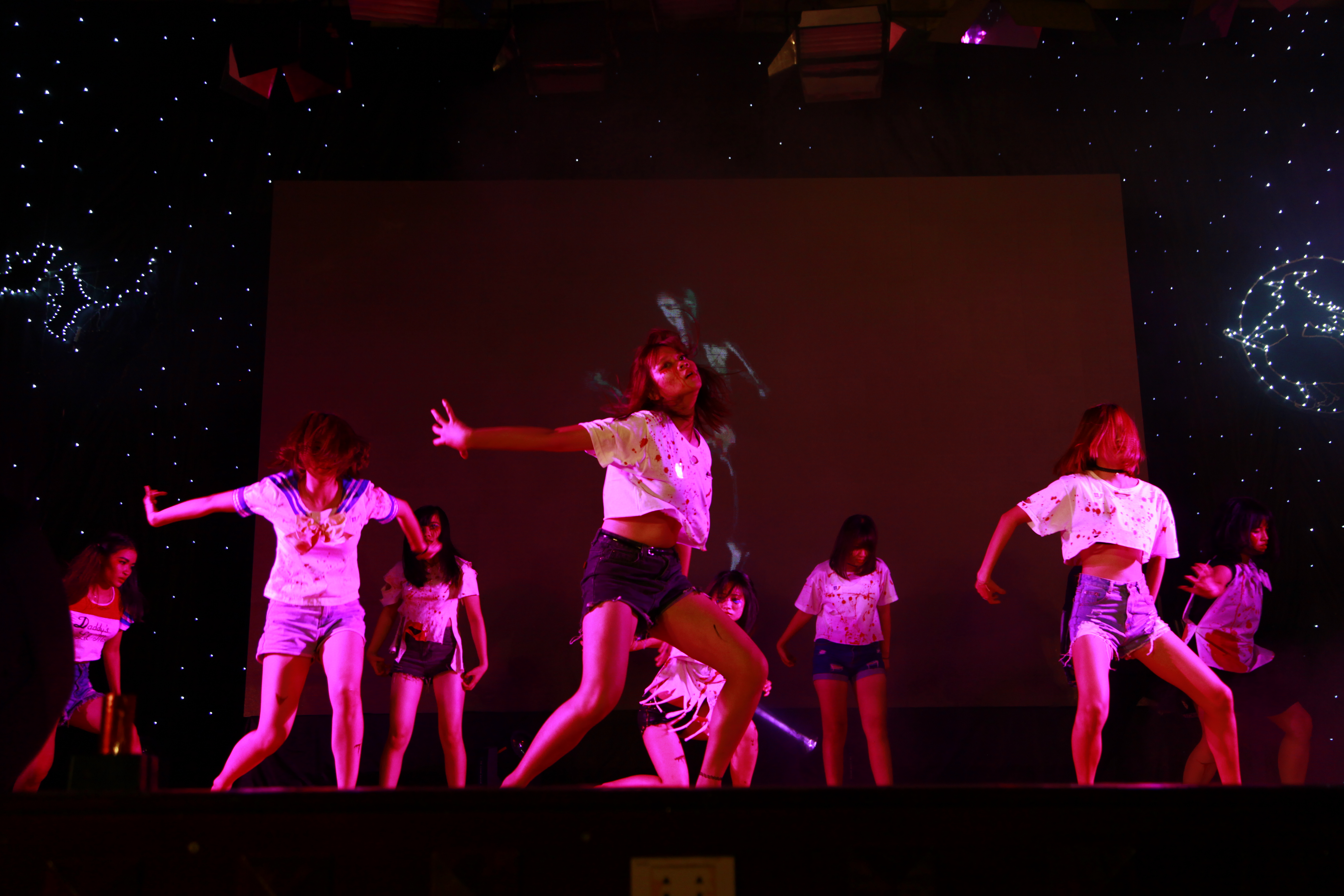 sinh vien bao chi chay het minh trong dem hoi halloween hoanh trang