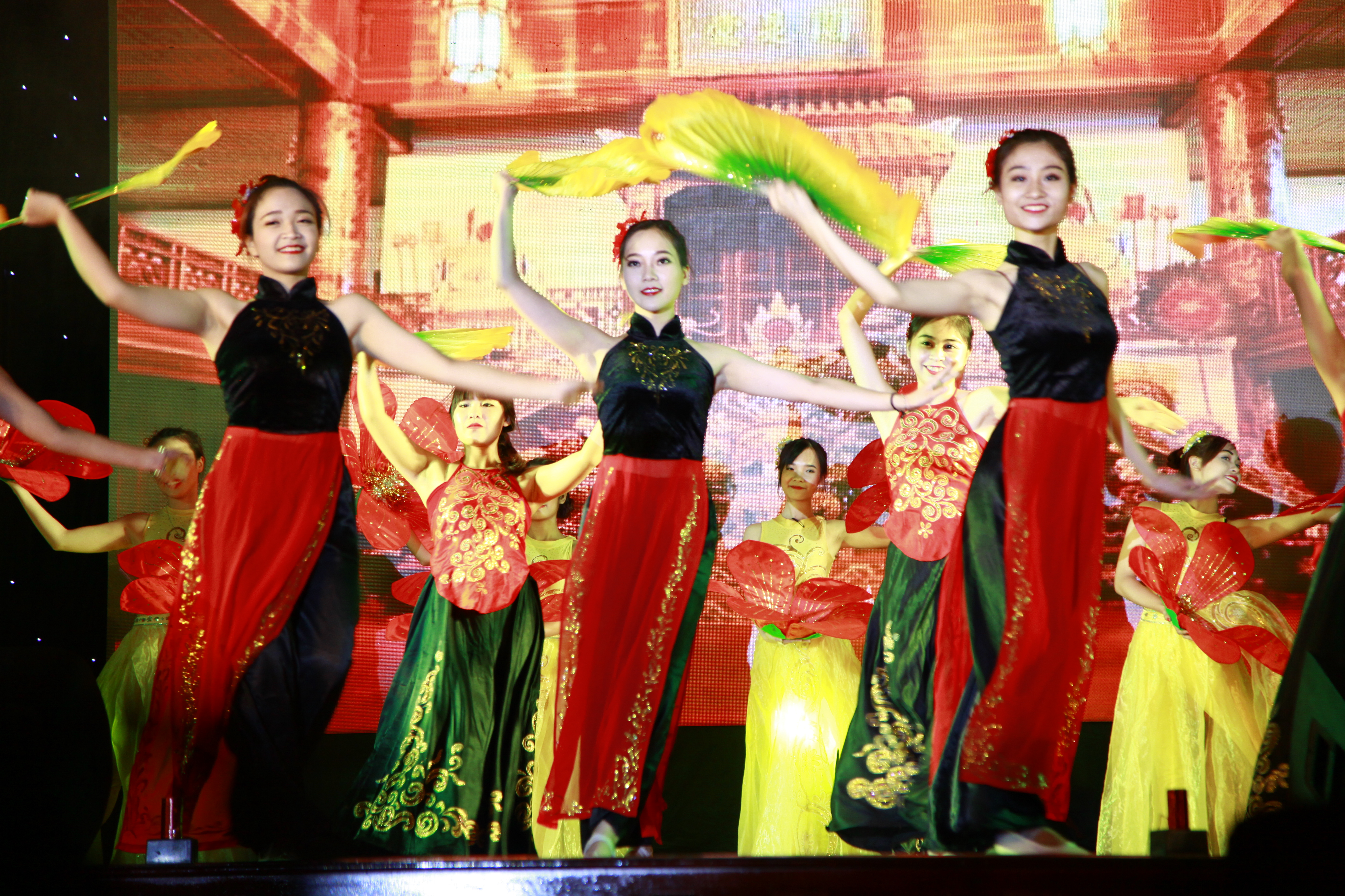 sinh vien bao chi chay het minh trong dem hoi halloween hoanh trang