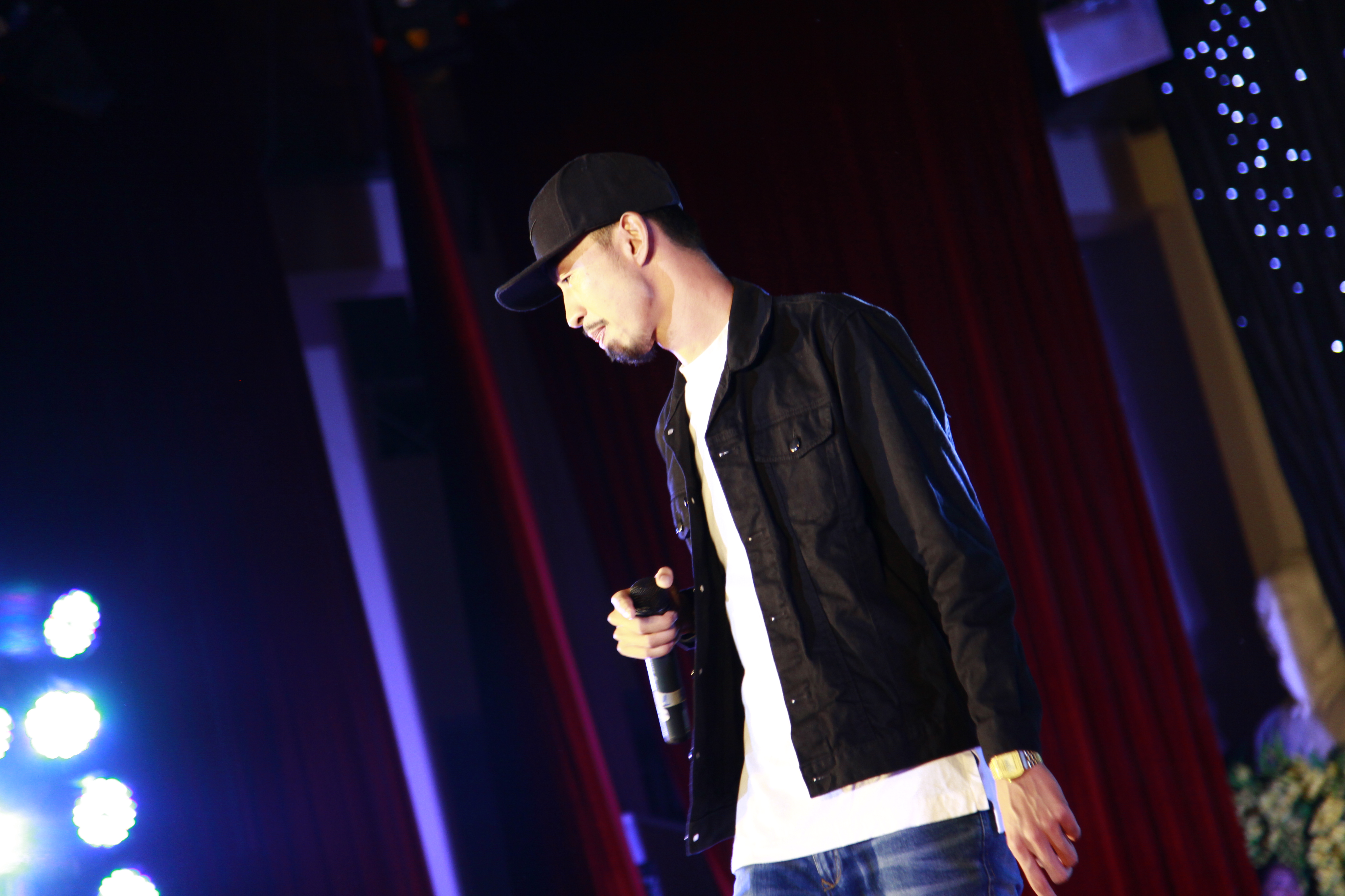 sinh vien bao chi chay het minh trong dem hoi halloween hoanh trang