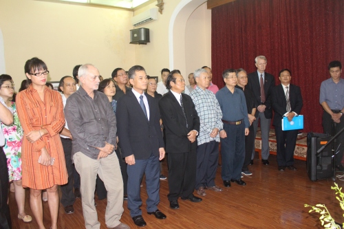 le tuong niem ong tom hayden nha hoat dong hoa binh my nguoi ban than thiet cua nhan dan viet nam