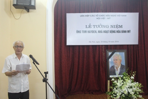 le tuong niem ong tom hayden nha hoat dong hoa binh my nguoi ban than thiet cua nhan dan viet nam