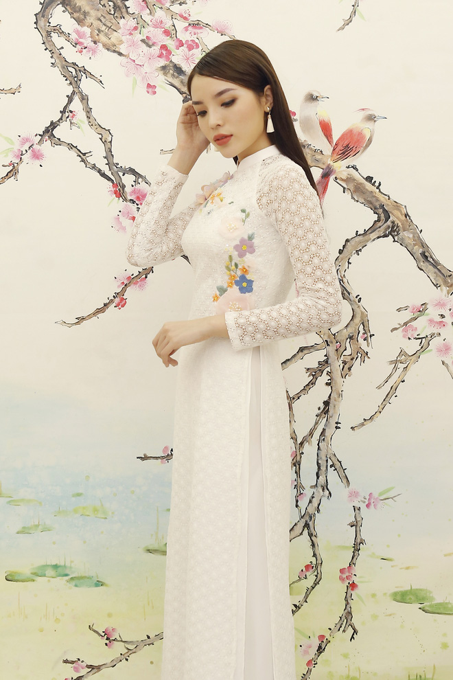hoa hau ky duyen dep nen na voi ao dai trang tinh khoi