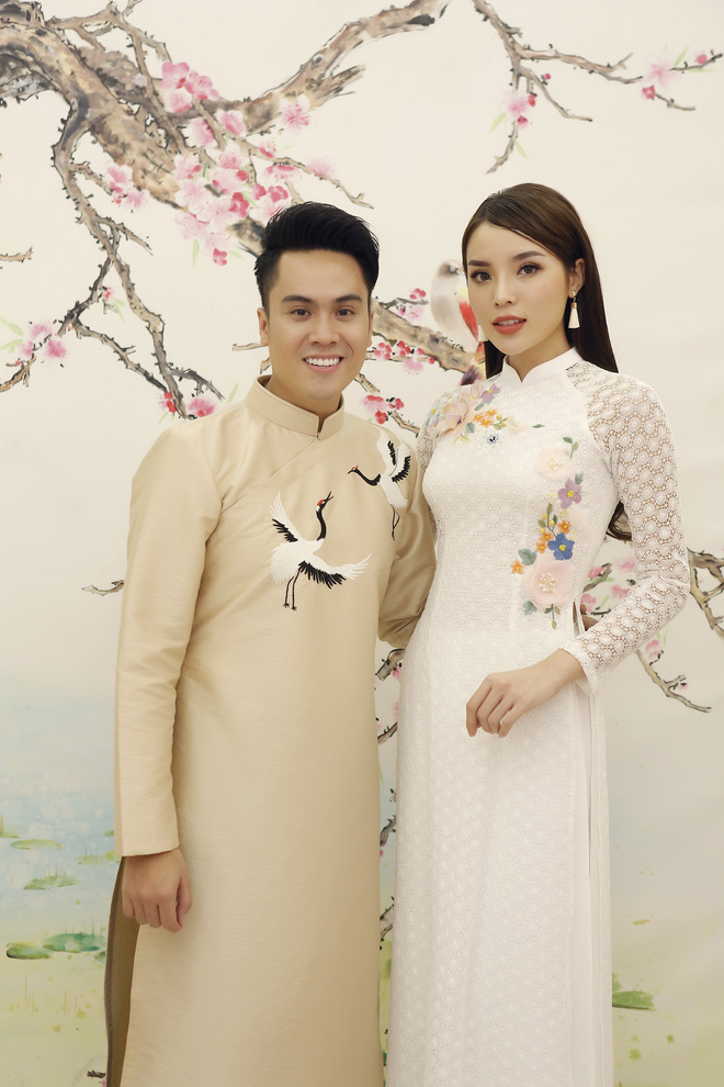 hoa hau ky duyen dep nen na voi ao dai trang tinh khoi