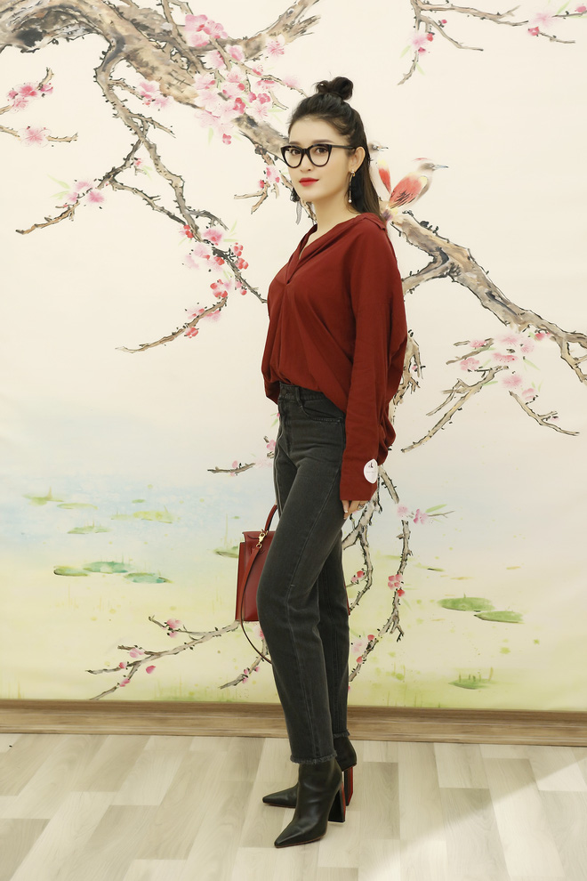 hoa hau ky duyen dep nen na voi ao dai trang tinh khoi