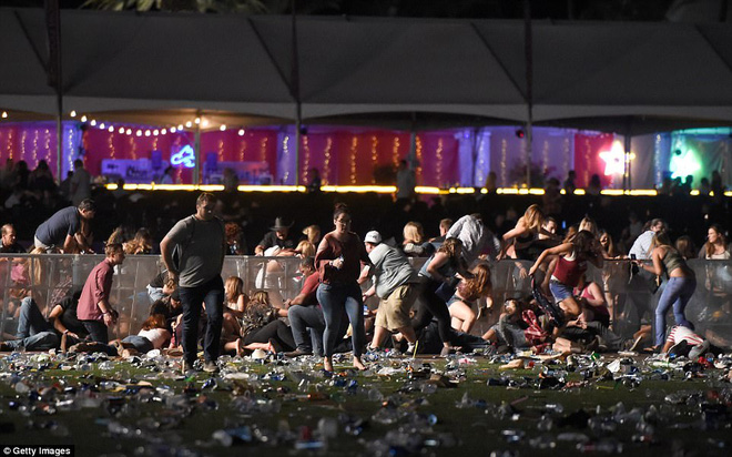 dam dong la het hoang so va giam dap len nhau trong hien truong vu xa sung le hoi am nhac las vegas