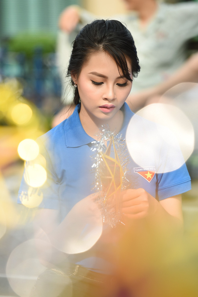 hoa hau bien thuy trang mac ao xanh tinh nguyen phat qua cho benh nhi