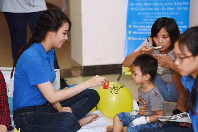 hoa hau bien thuy trang mac ao xanh tinh nguyen phat qua cho benh nhi