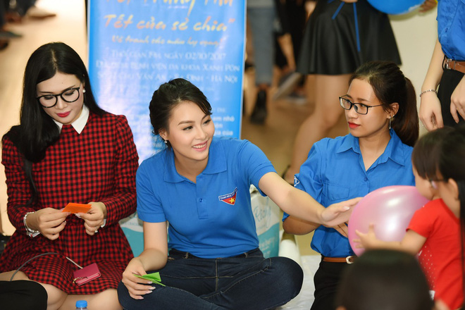 hoa hau bien thuy trang mac ao xanh tinh nguyen phat qua cho benh nhi