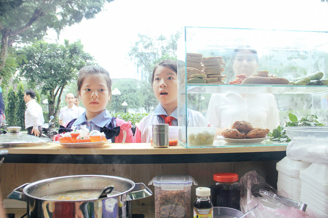 lanh dao quan 1 li xi cho cac tieu thuong trong ngay khai truong pho hang rong thu 2 o sai gon