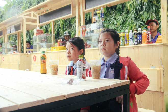 lanh dao quan 1 li xi cho cac tieu thuong trong ngay khai truong pho hang rong thu 2 o sai gon