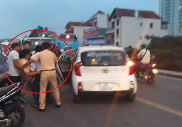 thanh nien tang ga thao chay sau khi tong trung csgt bo 2 nguoi ban lai hien truong da den cong an trinh dien