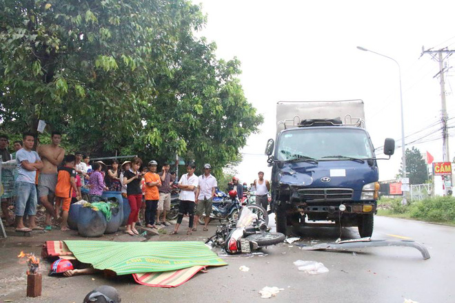 binh duong xe may vo nat sau khi tong manh vao xe tai 2 nam thanh nien tu vong