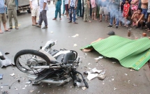 binh duong xe may vo nat sau khi tong manh vao xe tai 2 nam thanh nien tu vong