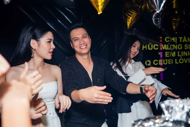 viet anh than mat voi chi gai thanh huong trong bua tiec trung thu cua gia dinh phan thi