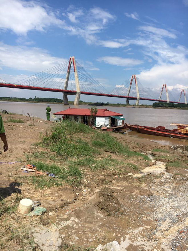 ha noi thanh nien nhay cau tu tu khong chet tu boi vao bo ngoi cuoi sau do duoc luc luong chuc nang dua ve nha