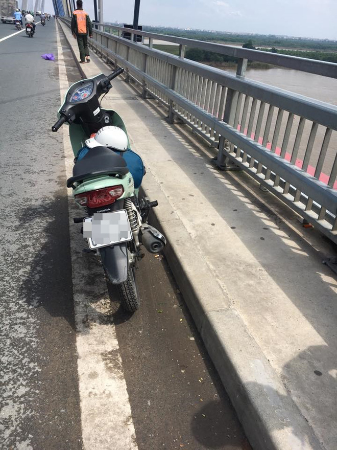 ha noi thanh nien nhay cau tu tu khong chet tu boi vao bo ngoi cuoi sau do duoc luc luong chuc nang dua ve nha