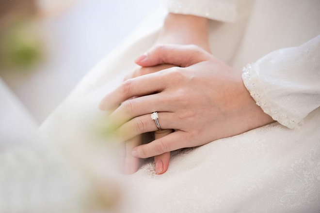 lo thiep moi dam cuoi gian di ma sang trong cua hoa hau dang thu thao