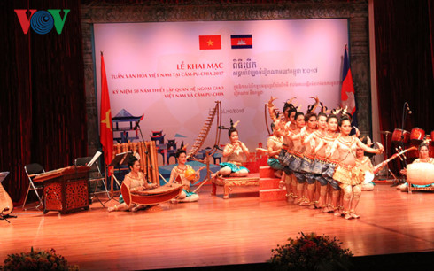 khai mac tuan van hoa viet nam tai campuchia