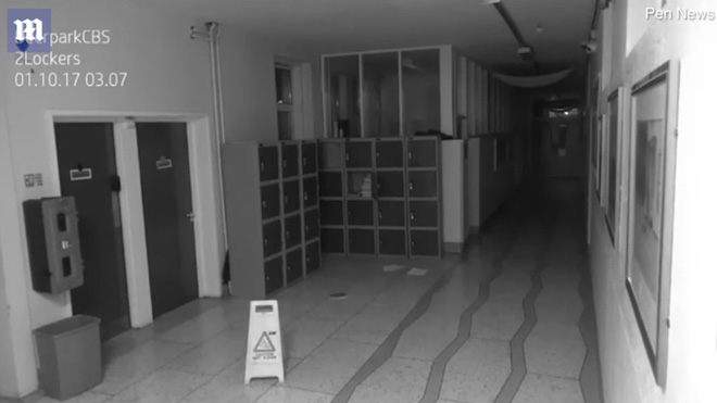 thay do dac xao tron ban giam hieu bat camera giam sat thi phat hien cua tu do rung lac tu mo giua dem