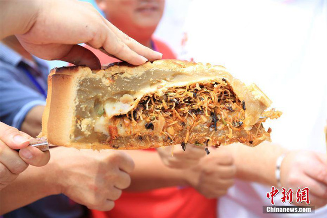 chiec banh trung thu ky la trong co ve kinh di ma ai cung muon duoc thu 1 mieng