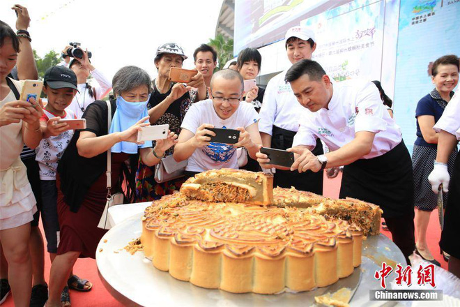 chiec banh trung thu ky la trong co ve kinh di ma ai cung muon duoc thu 1 mieng