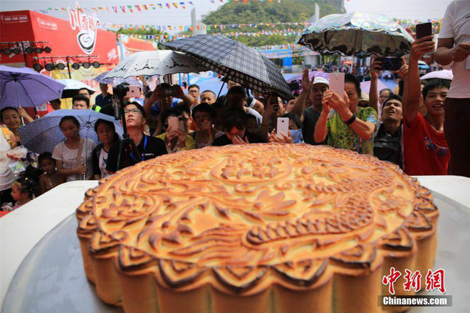 chiec banh trung thu ky la trong co ve kinh di ma ai cung muon duoc thu 1 mieng
