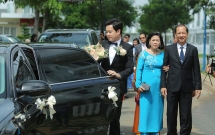 me chong dai gia truc tiep di don con dau hoa hau dang thu thao