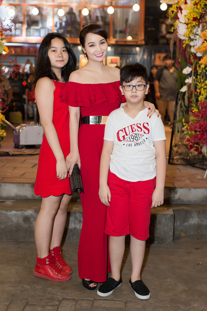 truong ngoc anh khong ngai than thiet ben binh minh truoc mat ba xa anh tho