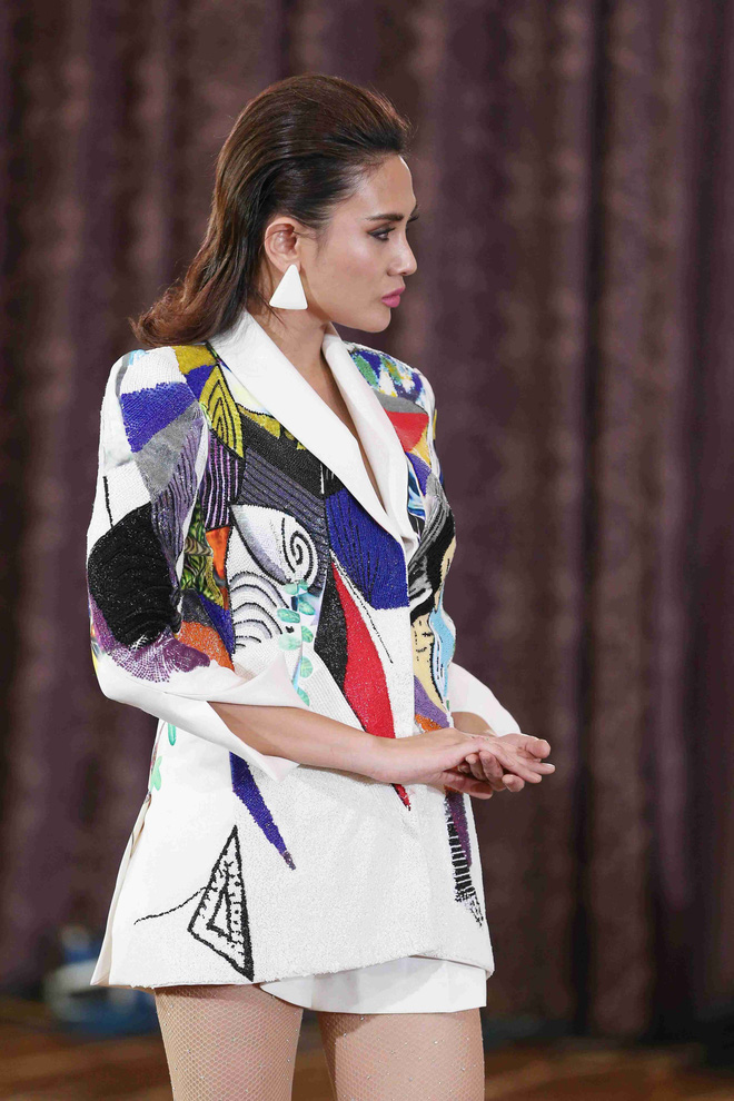 tron ven man catwalk qua dinh cua vo hoang yen o hoa hau hoan vu