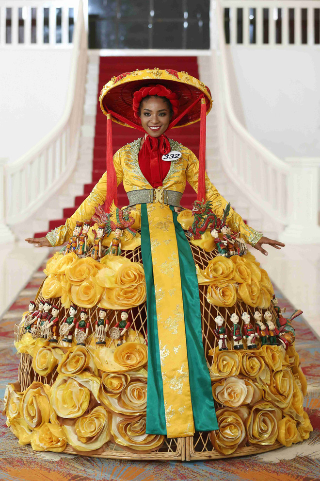 tron ven man catwalk qua dinh cua vo hoang yen o hoa hau hoan vu