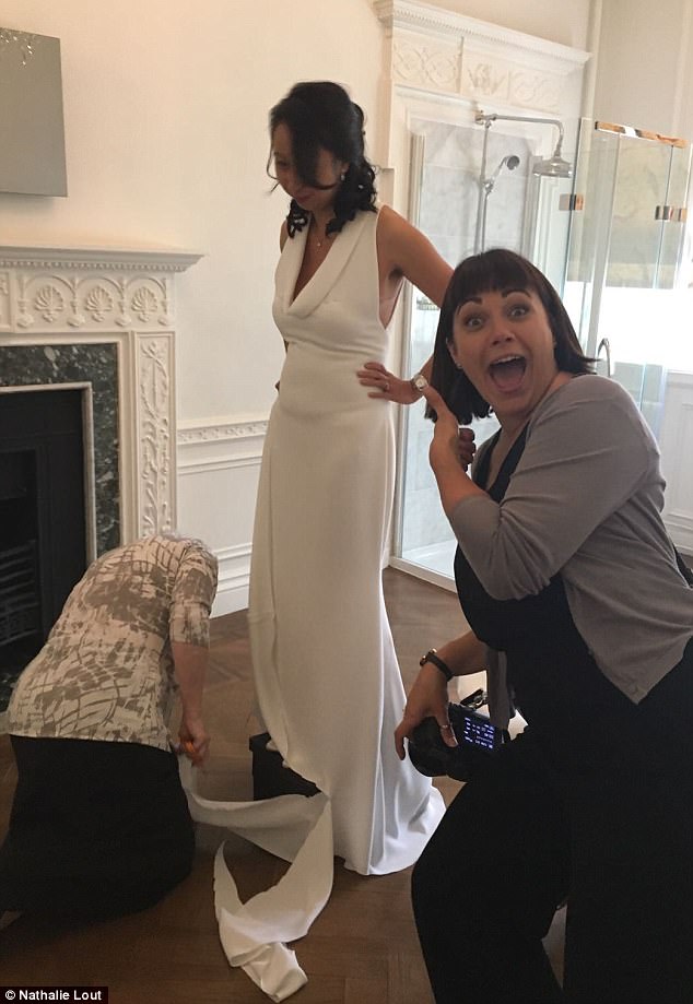 sat gio lam le van chua co vay cuoi co dau bat khoc khi duoc mot ba tien giai cuu