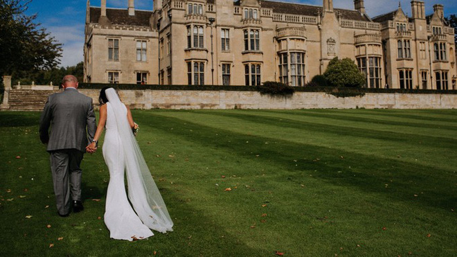 sat gio lam le van chua co vay cuoi co dau bat khoc khi duoc mot ba tien giai cuu