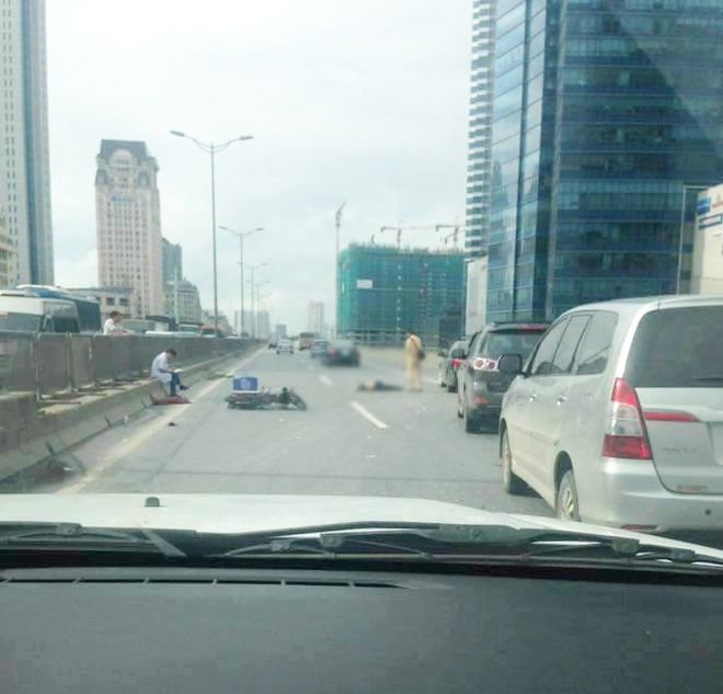 ha noi mot nam thanh nien co bieu hien say ruou chay xe may gay tai nan ca tuyen duong vanh dai 3 un tac