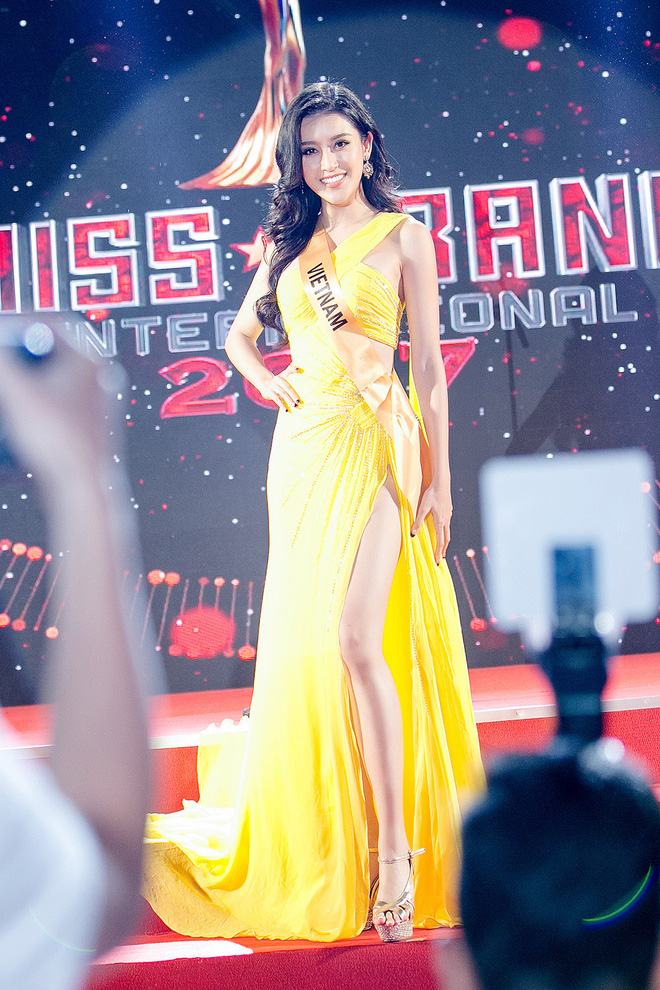 huyen my long lay dang kinh ngac giua dan thi sinh hoa hau hoa binh quoc te