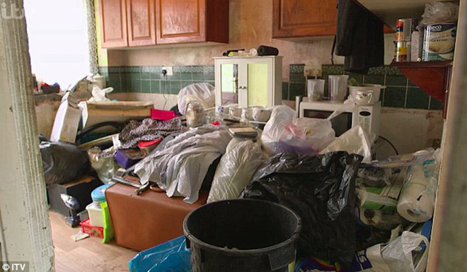 song hon 30 nam cung 7 tan rac ong vua rac kinh ngac khi thay can phong minh duoc don sach se