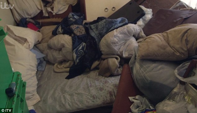 song hon 30 nam cung 7 tan rac ong vua rac kinh ngac khi thay can phong minh duoc don sach se