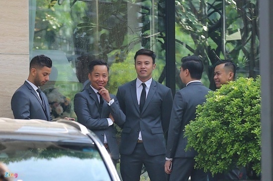 hoa hau dang thu thao cong khai cam on ong to da mai moi co voi trung tin