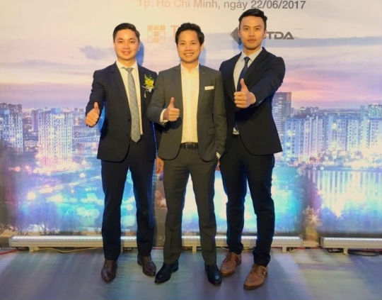 hoa hau dang thu thao cong khai cam on ong to da mai moi co voi trung tin