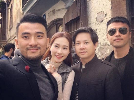 hoa hau dang thu thao cong khai cam on ong to da mai moi co voi trung tin