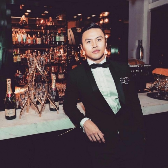 hoa hau dang thu thao cong khai cam on ong to da mai moi co voi trung tin